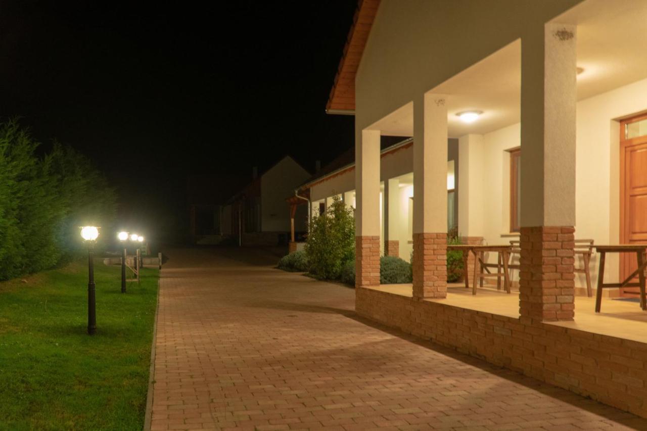 Kun Pista Vendeghaz Hotel Vertesboglar Exterior foto